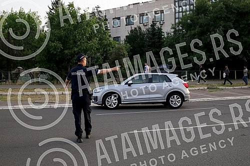 This morning, the Austrian company Drust continued the works in block 37, which angered the residents of the block who took to the streets again. Austrijska kompanija Drust je jutros nastavila radove u bloku 37, sto je razljutilo stanare bloka koji
