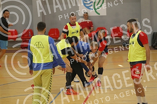 The handball players of Crvena zvezda Grundfos are preparing in Ub, where in the coming days they will play a friendly match against the hosts Ub.Rukometasi Crvene zvezde Grundfos su na pripremama u Ubu, gde ce u narednim danima odigrati jednu prij