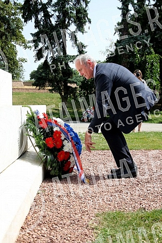 The Mayor of Belgrade, Zoran Radojicic, the Minister of Labor, Employment, Veterans and Social Affairs, Darija Kisic Tepavcevic, and the Ambassador of France to Serbia, Zan-Louis Falconi, laid wreaths at the Monument of Gratitude to France on the occ The Mayor of Belgrade, Zoran Radojicic, the Minister of Labor, Employment, Veterans and Social Affairs, Darija Kisic Tepavcevic, and the Ambassador of France to Serbia, Zan-Louis Falconi, laid wreaths at the Monument of Gratitude to France on the occ