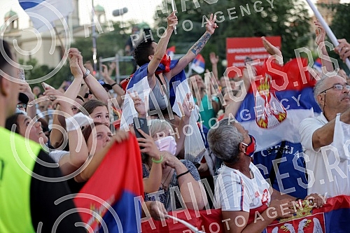 On the terrace of the City Assembly, a solemn reception was organized for the women's basketball team, which won a gold medal at the European Championship. Na terasi Skupstine grada organzovan je svecani docek zenske kosarkaske reprezentacije, koje