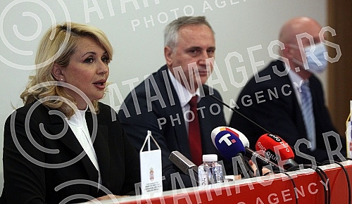 In the National Employment Service, the contracts were handed over to employers and the unemployed who used employment incentives this year by the Minister of Labor, Employment, Veterans' Affairs and Social Affairs, Darija Kisic Tepavcevic. U Nacio