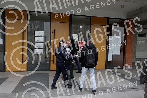 A hearing was held in the High Court for the trial of the lawsuit filed against the President of Serbia, Aleksandar Vucic, by the President of the People's party, Vuk Jeremic, who then addressed the press.U Visem sudu odrzano je rociste za sudjenje