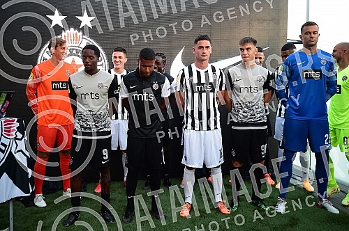 The official promotion of the new set of Nike FK Partizan jerseys for the 2022/23 season was held in the VIP Lounge above the center line of the Partizan stadium.Svecana promocija nove garniture Nike dresova FK Partizan za sezonu 2022/23 odrzana je