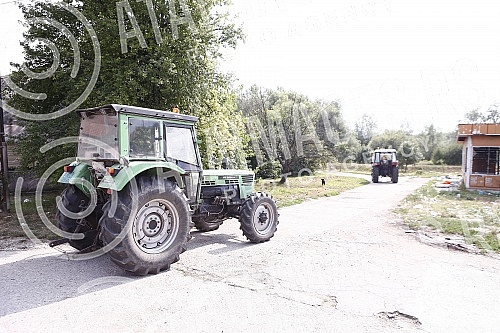 Farmers used tractors to block the bridge over the Thames in Pancevo.Poljoprivrednici su traktorima blokirali most na Tamisu u Pancevu.