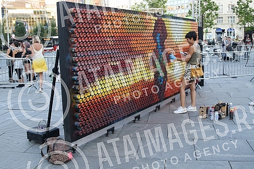 The pouring of Vinca figurines modeled on Vidovdanka from melted aluminum cans was realized on the Republic Square.Izlivanje vincanskih figurina po uzoru na Vidovdanku od topljenih aluminijumskih limenki realizovano je na Trgu Republike.