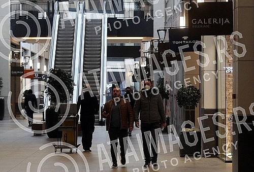 Gallery shopping center after the weekend during which there was no work. Trzni centar Galerija posle vikedna tokom kog se nije radilo