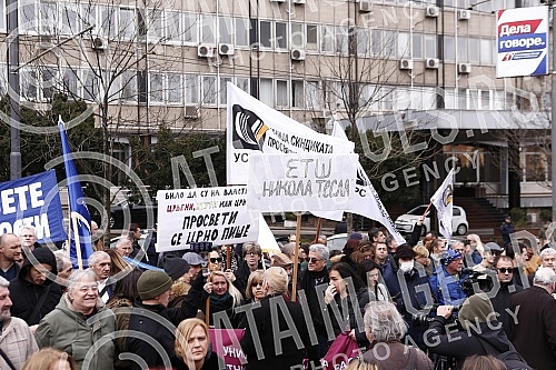 The protest of the Union of Teachers' Unions was held in Manjez Park, across from the building where the ministries are located.
Protest Unije sindikata prosvetnih radnika odrzan je u parku Manjez, preko puta zgrade u kojoj se smestena ministarstva. The protest of the Union of Teachers' Unions was held in Manjez Park, across from the building where the ministries are located.
Protest Unije sindikata prosvetnih radnika odrzan je u parku Manjez, preko puta zgrade u kojoj se smestena ministarstva.