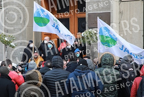 The Association of Environmental Organizations of Serbia - We Know Not to Give organized a blockade of the building of the Government of Serbia in order to remind members of the Government that they sent them requests.Savez Ekoloskih organizacija S