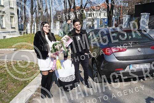 Former participant of the Cooperative and tatoo master Filip Reljic took his wife Marija Masa Reljic (ex Matijevic)and son Vikotra from the maternity hospital Dragisa Misovic.Bivsi ucesnik Zadruge i tatoo majstor Filip Reljic izveo je suprugu Marij