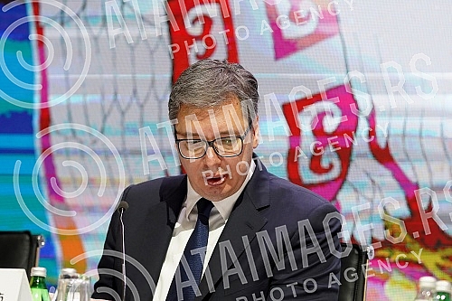 The Serbian Progressive Party is holding a session of the Main Board in Kombank Hall, at which it will be discussed about the united with the party of Aleksandar Sapic, the Serbian Patriotic Alliance, but also the problems within the party.Srpska n