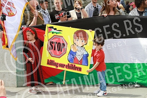 A rally in support of the Palestinian people in Jerusalem was held at the Monument to Prince Mikhail on Republic Square, organized by the Palestinian Diaspora in Serbia. Kod Spomenika knezu Mihailu, na Trg Republike odrzan skup podrske palestinskom