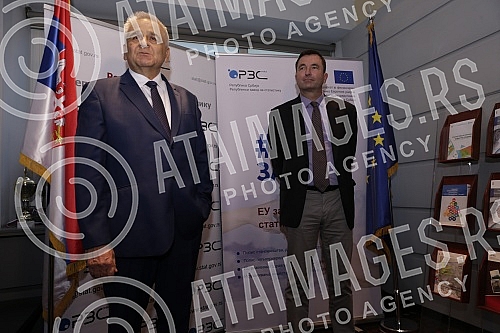 At the Republic Bureau of Statistics, representatives of the EU Delegation to Serbia handed over to the director of the Bureau Miladin Kovacevic the keys to 18 cars donated by the EU.U Republickom zavodu za statistiku predstavnici Delegacije EU u S