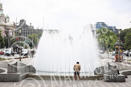 A migrant from Kuwait is bathing in a fountain on Nikola Pasic Square.Migrant iz Kuvajta se kupa u fontani na Trgu Nikole Pasica.