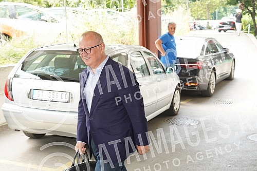 The arrival of members of the Serbian Progressive Party to the session of the Presidency, where a decision will be made on the SNS candidate for the President of the National Assembly.Dolazak clanova Srpske napredne stranke na sednicu Predsednistva