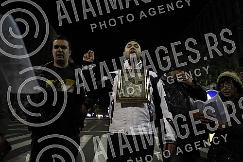 Citizens against the introduction of kovid passes gathered at the assembly, some of them walked to the RTS building, where former journalist Jasmina Stojanovic tore her press ID because of the situation and the way of writing about the crown.Gradja