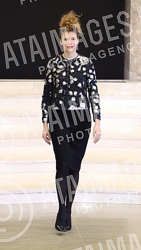 In the atrium of the National Museum, as part of the 48th Perwoll fashion week, a tribute was held to Mirjana Maric - a fashion show of models donated to the Ethnographic Museum after the last exhibition in 2015. U atrijumu Narodnog muzeja u sklopu