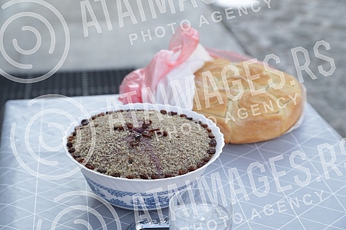 A liturgy was held in the Rakovica monastery where Patriarch Pavle was buried 12 years ago.U manastiru Rakovica gde je pre 12 godina sahranjen patrijarh Pavle odrzana je liturgija