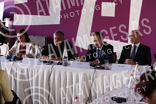 The European Union as a strategic choice conference was held at the Zira Hotel - the experiences of Serbia and Romania.U hotelu Zira odrzana je konferencija Evropska unija kao strateski izbor - iskustva Srbije i Rumunije