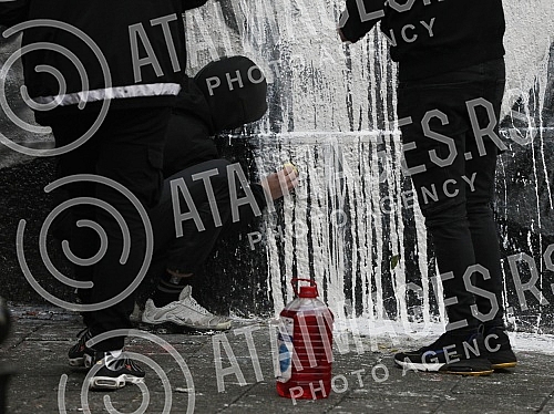 A group of about ten young men appeared at the place where the mural dedicated to Ratko Mladic was painted early in the morning, and shortly after 3.30 pm they removed the paint from the mural, which was spilled by the SDPS representative Djordjo Zuj A group of about ten young men appeared at the place where the mural dedicated to Ratko Mladic was painted early in the morning, and shortly after 3.30 pm they removed the paint from the mural, which was spilled by the SDPS representative Djordjo Zuj