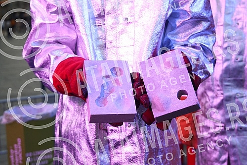 The pouring of Vinca figurines modeled on Vidovdanka from melted aluminum cans was realized on the Republic Square.Izlivanje vincanskih figurina po uzoru na Vidovdanku od topljenih aluminijumskih limenki realizovano je na Trgu Republike.