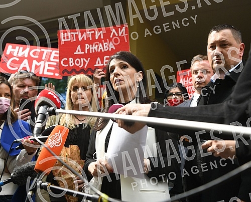 The vice president of the Party of Freedom and Justice, Marinika Tepiv, addressed the gathered citizens and the media after the hearing in the Police Administration in Jagodina, where she was invited to testify regarding her claims that Dragan Markov