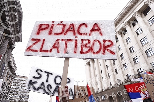 A protest march against e-fiscalization in Serbian markets started from Sava Square, where salesmen gathered near the monument to Stefan Nemanja, who then headed down Nemanja Street, across Slavija to the Presidency building on Andricev Venac, blocki