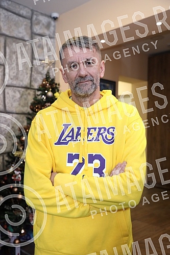 Many famous actors, musicians, athletes and writers delighted children with developmental disabilities in the humanitarian action of decorating the Christmas tree in the specific cafe 