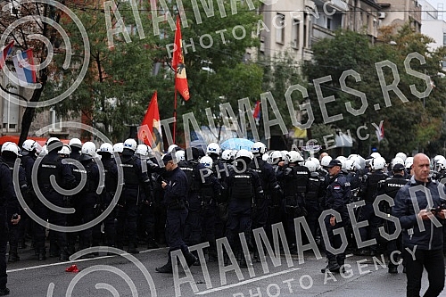 The police blocked the opponents of Europride in the central city streets, and some of them were detained.Policija je blokirala protivnike Europrajda u centralnim gradskim ulicama, a neki od njih su i privedeni.