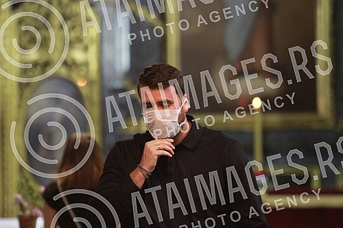 Holy Friday service at 12: 00 in the Congregational Church with the presentation of the Tabernacle, symbolizing the suffering of Jesus Christ.U Sabornoj crkvi na Veliki petak u 12, 00 sluzeno vecernje bogosluzenje  sa iznosenjem Plasatanice koja sim