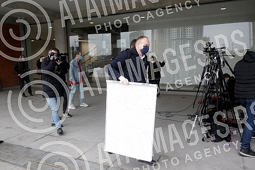 After three hearings of three lawsuits for texts published by Informer, the president of the Party of Freedom and Justice, Dragan Djilas, held a press conference in front of the Palace of Justice.Posle tri saslusanja po tri tuzbe za tekstove koje j
