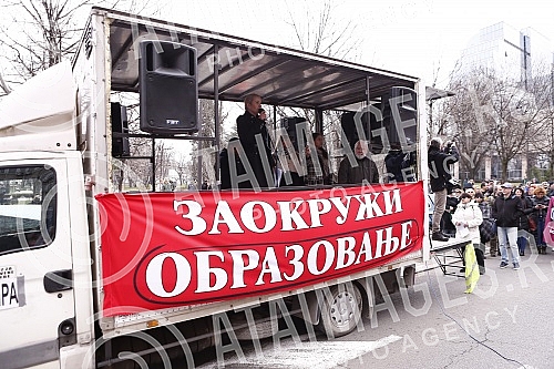 The protest of the Union of Teachers' Unions was held in Manjez Park, across from the building where the ministries are located.Protest Unije sindikata prosvetnih radnika odrzan je u parku Manjez, preko puta zgrade u kojoj se smestena ministarstva.