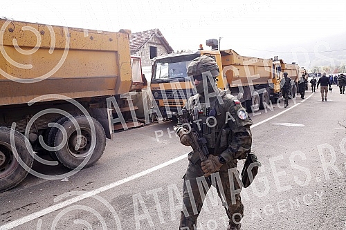 The vehicles with KFOR members arrived at the positions of the special police Rosso, which should soon leave the administrative crossing Jarinje.Vozila sa pripadnicima Kfora stigla su na polozaje specijalne policije Rosu koje bi uskoro trebalo da n