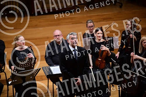 The chamber opera concert of Britney's Illumination was held in the Belgrade Philharmonic.Kamerni operski koncert Britnove Iluminacije odrzan je u Beogradskoj filharmoniji.