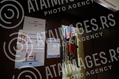 This morning, at seven o'clock, polling stations were opened for voting in the republican referendum on changing the Constitution, in the part related to justice.Jutros u sedam casova otvorena su biracka mesta za glasanje na republickom referendumu