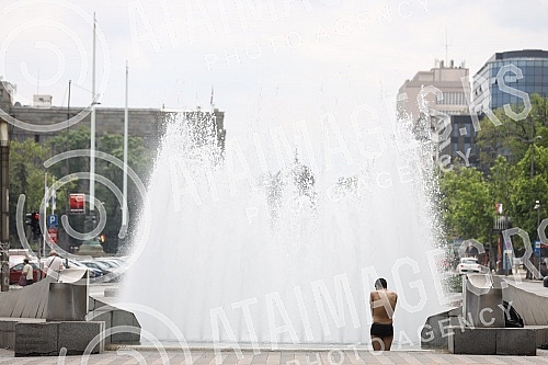 A migrant from Kuwait is bathing in a fountain on Nikola Pasic Square.Migrant iz Kuvajta se kupa u fontani na Trgu Nikole Pasica.