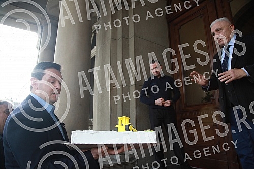 Nemanja Sarovic, leader of the Faith, Love, Hope movement, brought a cake for Goran Vesic for his birthday, which presented symbols of Vesic's leadership of Belgrade - a yellow excavator, demolition in Herzegovina, destruction of institutions, destru Nemanja Sarovic, leader of the Faith, Love, Hope movement, brought a cake for Goran Vesic for his birthday, which presented symbols of Vesic's leadership of Belgrade - a yellow excavator, demolition in Herzegovina, destruction of institutions, destru