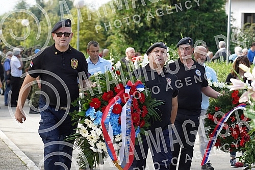 The Vice President of the National Assembly, retired Major General Bozidar Delic, was buried at Orlovaca cemetery.Potpredsednik Narodne skupstine, general-majora u penziji Bozidar Delic sahranjen je na grolju Orlovaca.