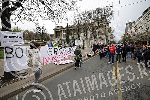 Market vendors who started a protest against e-fiscalization at noon yesterday are still waiting in front of the Presidency for someone to address them.Pijacni prodavci koji su juce u podne zapoceli protest zbog e-fiskalizacije i dalje ispred Preds