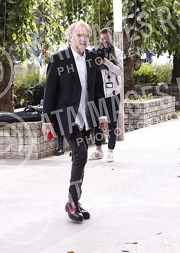 The commemoration of Branko Cvejic, in agreement with the family, was held in the Yugoslav Drama Theatre.
Komemoracija Branku Cvejicu, u dogovoru sa porodicom, odrzana je u u Jugoslovenskom dramskom pozoristu. The commemoration of Branko Cvejic, in agreement with the family, was held in the Yugoslav Drama Theatre.
Komemoracija Branku Cvejicu, u dogovoru sa porodicom, odrzana je u u Jugoslovenskom dramskom pozoristu.