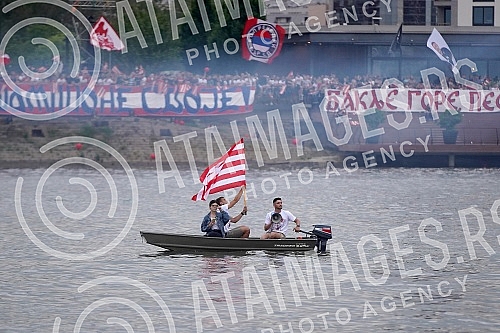 Zvezda's ball on the water - a spectacular celebration of the 32nd title of Serbian champion of fans and football players.Zvezdin bal na vodi - spektakularna proslava 32. titulu sampiona Srbije navijaca i fudbalera.