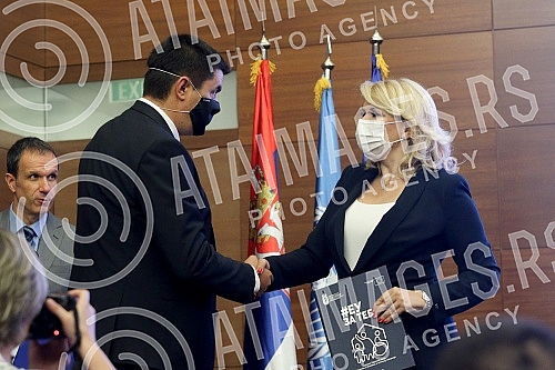 The ceremony of handing over the agreement on the EU donation of 10.2 million euros for 19 local self-government units for social housing and active inclusion projects was held in the Club of Deputies.Ceremonija urucivanja sporazuma o donaciji EU o