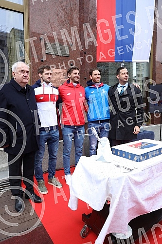 The 112th birthday of the Olympic Committee of Serbia was marked on the plateau in front of the Hotel Moskva.112. rodjendan Olimpijskog komiteta Srbije obelezen je na platou ispred hotela Moskva.