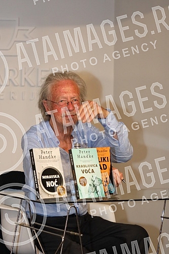 Nobel Laureate Peter Handke, who during a short visit to Belgrade, socialized with readers in the Delfi SKC bookstore and signed his books.Nobelovac Peter Handke, koji je u kratkoj poseti Beogradu druzio se sa citaocima u knjizari Delfi SKC i potpi