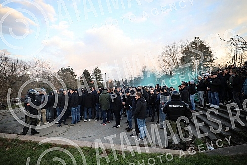 Fans of the Fejenodra football club, which will play the first game of the eighth finals of the League of Conferences against FC Partizan at 6:45 pm at the stadium in Humska, went to the stadium from the Republic Square with police escort.Navijaci 