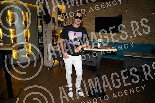 Singer Valentino promoted the song 