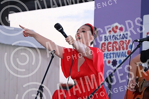 The performance of the group Frajle is part of Berry Fest, the first festival of strawberry fruit in Belgrade.Nastup grupe Frajle su sklopu Berry festa, prvog festivala jagodastog voca u Beogradu.