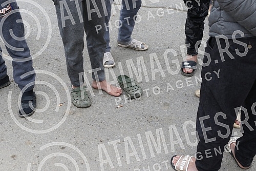 About 500 workers from Vietnam are housed in an improvised settlement near the Linglong construction site in Zrenjanin in overcrowded barracks and extremely inhumane conditions.Oko 500 radnika iz Vijetnama smesteno je u improvizovanom naselju u bli