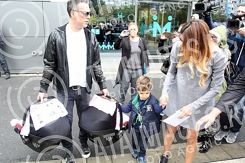 Jovana Joksimovic's exit from the maternity ward after the birth of the twin Ana and Srna.Izlazak Jovane Joksimovic iz porodilista posle porodjaja blizanakinja Ane i Srna