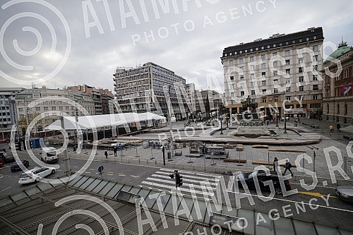 The installation of skating rinks on the Republic Square, which should open on December 25.Postavljanje klizalista na Trgu republike koje bi trebalo da bude otvoreno 25. decembra.