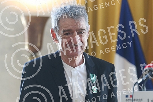 The ceremonial presentation of the Order of Arts and Literature in the rank of knight was held for the actor Predrag Miki Manojlovic at the residence of the French Embassy.Svecano urucenje Ordena umetnosti i knjizevnosti u rangu viteza upriliceno j